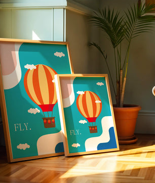 Bunte Heißluftballon-Illustration mit Wolken und abstrakten Formen
