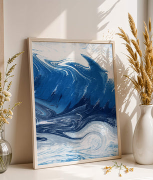 Pintura abstracta de ola oceánica azul y blanca con patrones giratorios