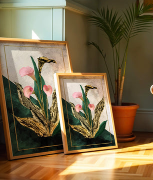 Abstrakte botanische Kunst mit rosa Calla-Lilien und goldenen Blättern