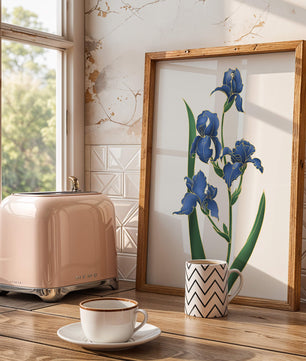 Flores de lirio azul elegantes con acentos dorados sobre un fondo blanco