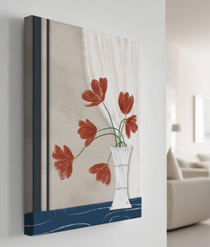 Flores rojas delicadas en un jarrón con interior de elegante cortina