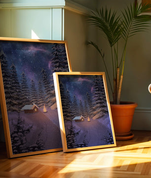 Winternachtlandschaft mit verschneiter Hütte und Kiefernwald