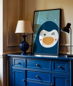 Pingüino animado juguetón sobre un fondo azul caprichoso