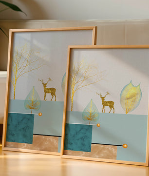 Abstrakte Komposition mit goldenem Hirsch und Blättern auf strukturiertem Hintergrund