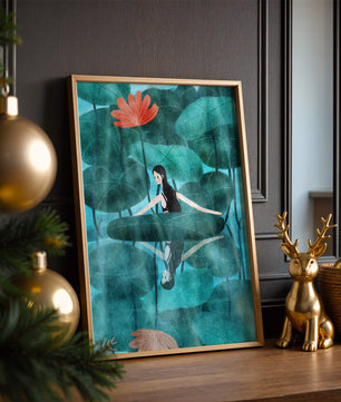 Femme réfléchissant parmi des feuilles de lotus et des fleurs avec une image miroir