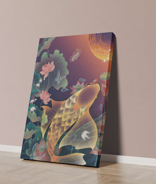 Bunte Koi-Fische mit Lotusblumen und Schmetterlingen bei Sonnenuntergang
