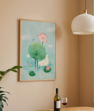 Eine ruhige Teichszene mit einer Ente, Lotusblumen und Seerosenblättern 