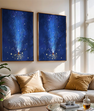 Feu d'artifice bleu dans la nuit avec étincelles dorées