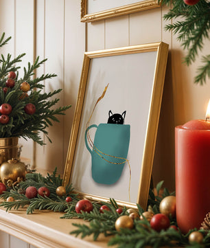Katze in blaugrüner Tasse mit goldenen Elementen