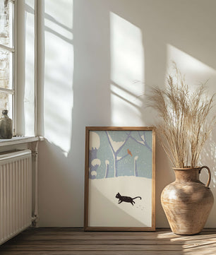Paysage enneigé illustré avec un chat noir joueur et un oiseau dans un décor hivernal