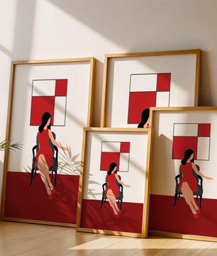 Mujer abstracta en vestido rojo sentada en una silla con arte geométrico en la pared