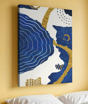 Diseño abstracto ondulado azul y dorado con patrones geométricos
