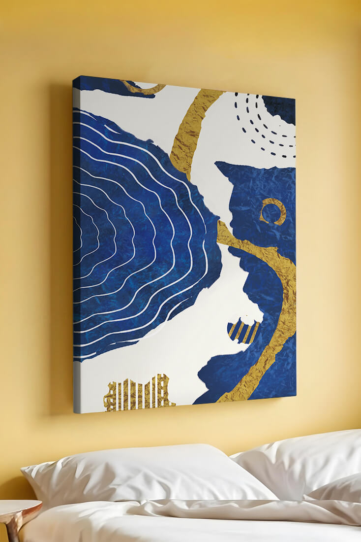 Diseño abstracto ondulado azul y dorado con patrones geométricos