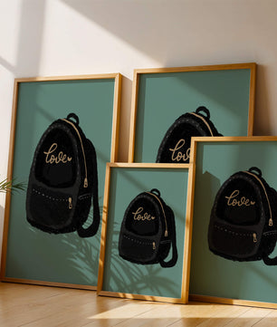 Elegante mochila negra con detalles dorados e inscripción de amor