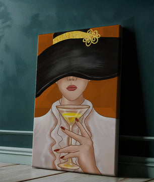 Femme avec un chapeau noir orné d’une touche dorée tenant un verre à cocktail