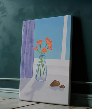 Jarrón con flores naranjas junto a una ventana con cortinas moradas