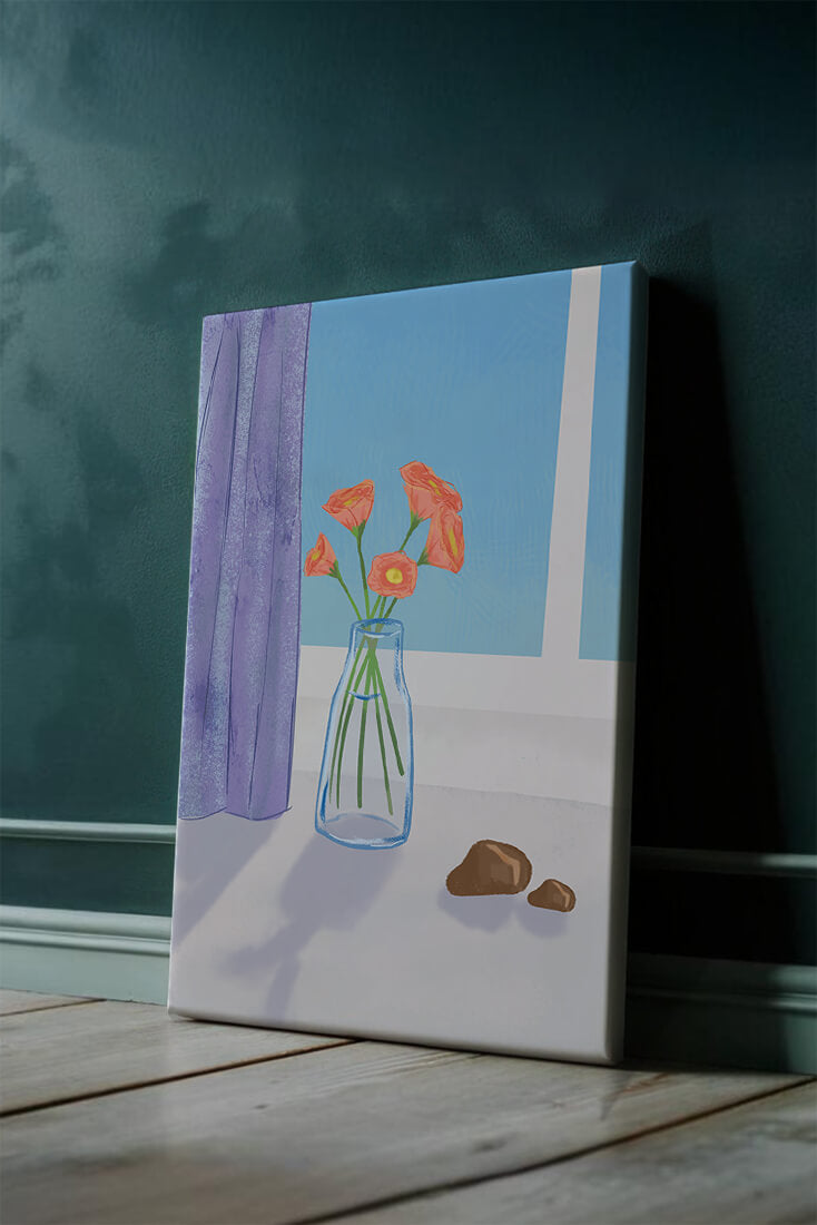 Jarrón con flores naranjas junto a una ventana con una cortina morada.