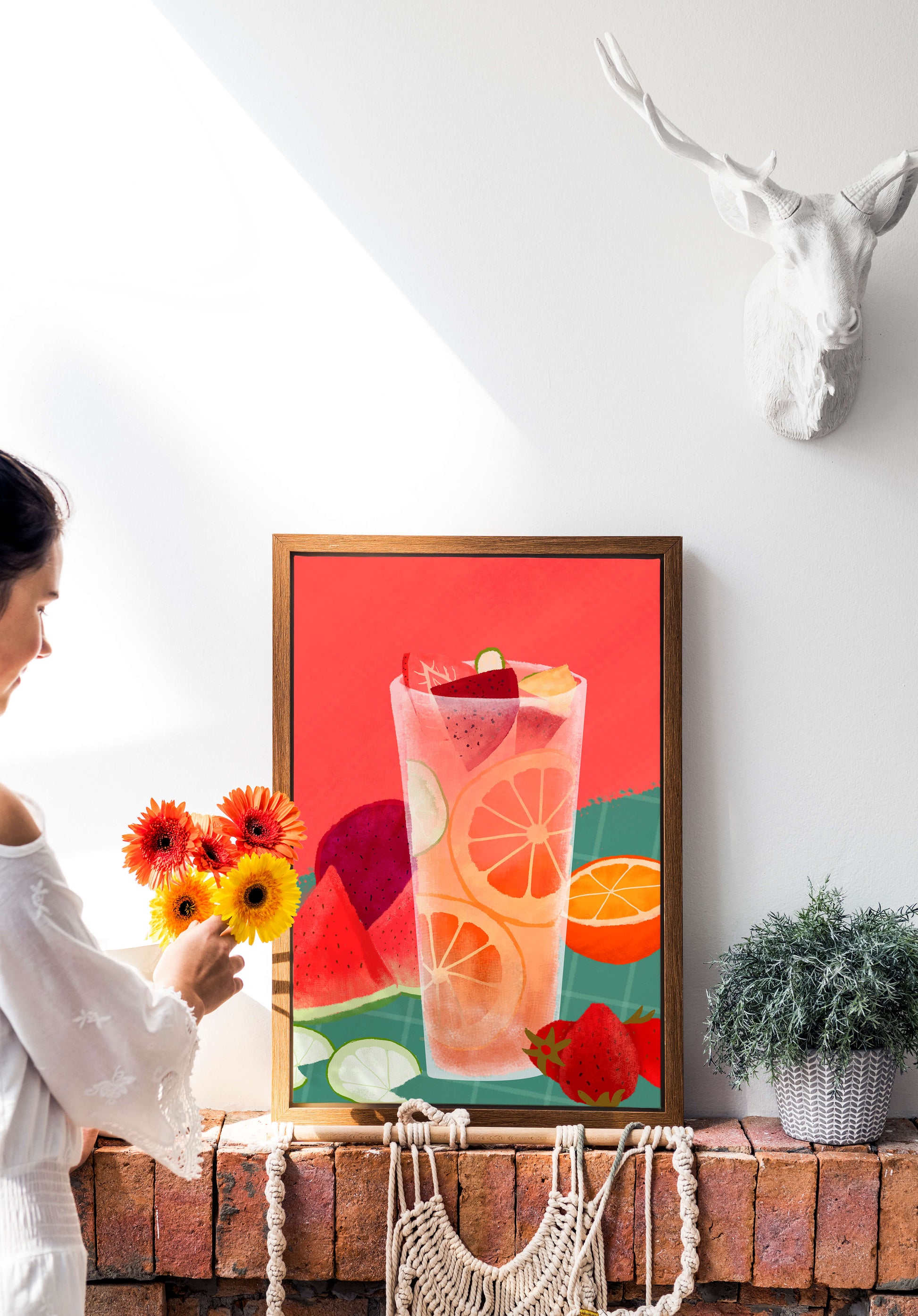 Ilustración de cóctel de frutas refrescante con cítricos y sandía.
