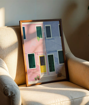 Casas pastel encantadoras con puertas y ventanas coloridas