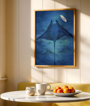 Escena submarina serena con mantarrayas y una canoa solitaria