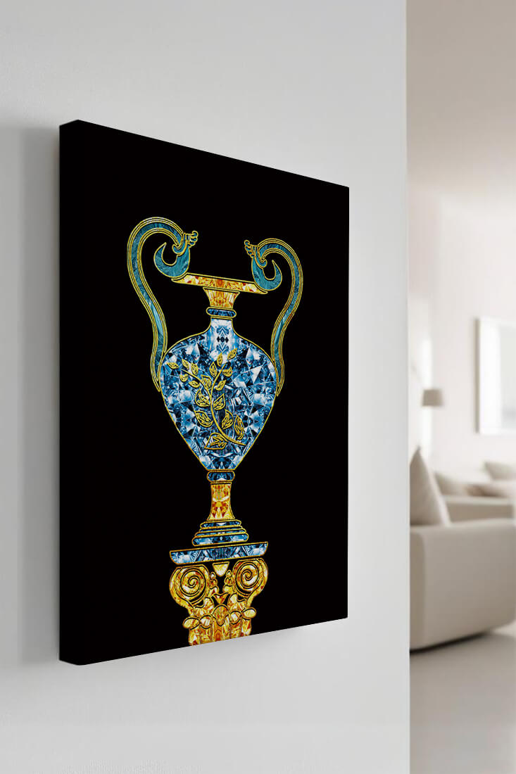 Elegante jarrón con incrustaciones de joyas y detalles dorados y azules sobre fondo negro