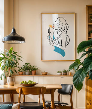 Ilustración estilizada de una mujer con una flor y elementos abstractos