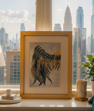 Arte de plumas abstractas con detalles dorados sobre fondo texturizado