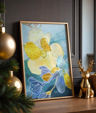 Arte floral abstracto con detalles dorados y tonos azules
