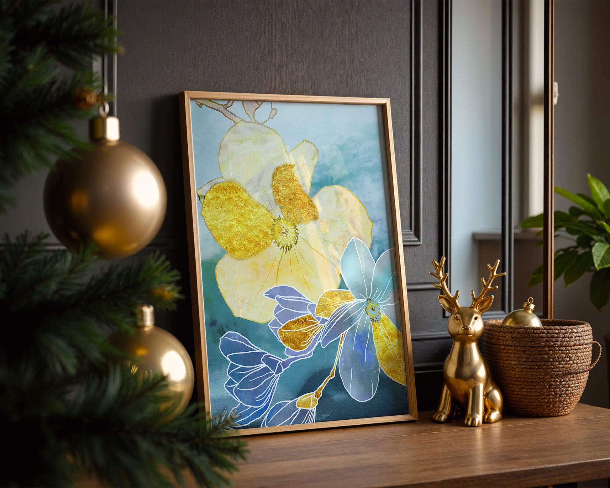 Arte floral abstracto con detalles dorados y tonos azules