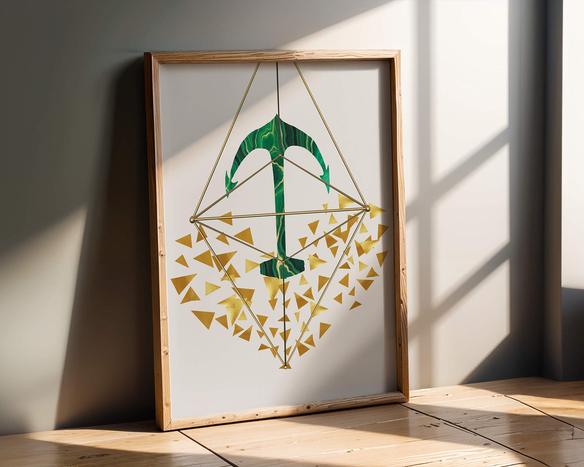 Arte geométrico abstracto con textura de piedra verde y triángulos dorados