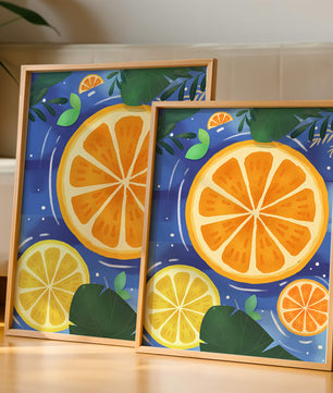 Rodajas de cítricos coloridas sobre fondo azul con hojas tropicales