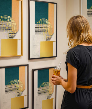 Abstraktes geometrisches Design mit Texturen und goldenen Akzenten