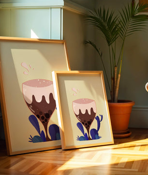 Illustration eines skurrilen Weinglases mit Flüssigkeitsspritzern und violetten Pflanzen