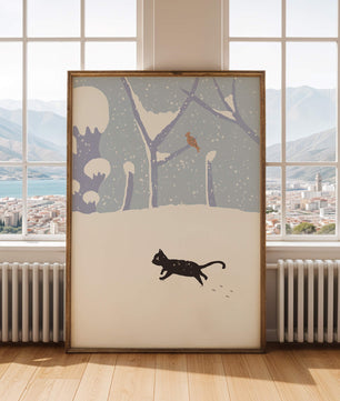 Paysage enneigé illustré avec un chat noir joueur et un oiseau dans un décor hivernal