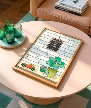 Kreidetafel-Schild mit Topfpflanzen und Spielzeugauto auf Ziegelmauer-Hintergrund