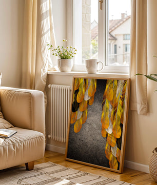 Elegante Federkomposition mit gelben und goldenen Akzenten auf strukturiertem Hintergrund 