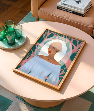 Illustration einer Frau mit einem pastellfarbenen Hintergrund aus abstrakten Bäumen