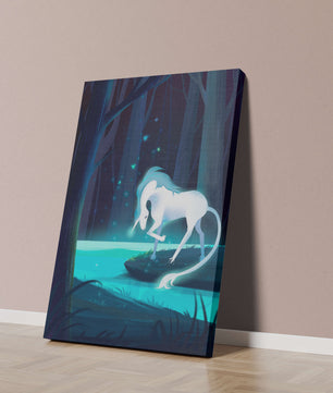 Escena nocturna encantadora con un unicornio junto a un arroyo del bosque