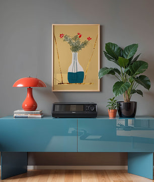 Vase avec des fleurs rouges et des accents dorés