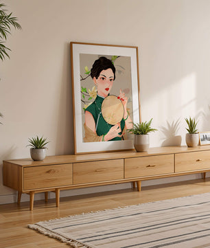 Mujer elegante con vestido tradicional sosteniendo un abanico decorativo con flores de magnolia