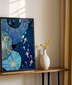 Scène sous-marine vibrante avec des carpes koï et un motif floral abstrait