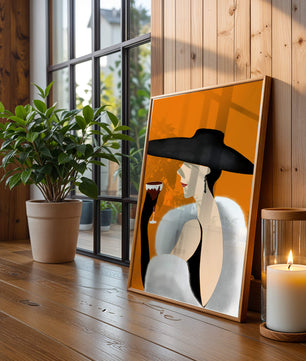 Femme élégante avec un chapeau noir et une fourrure blanche avec un verre de vin