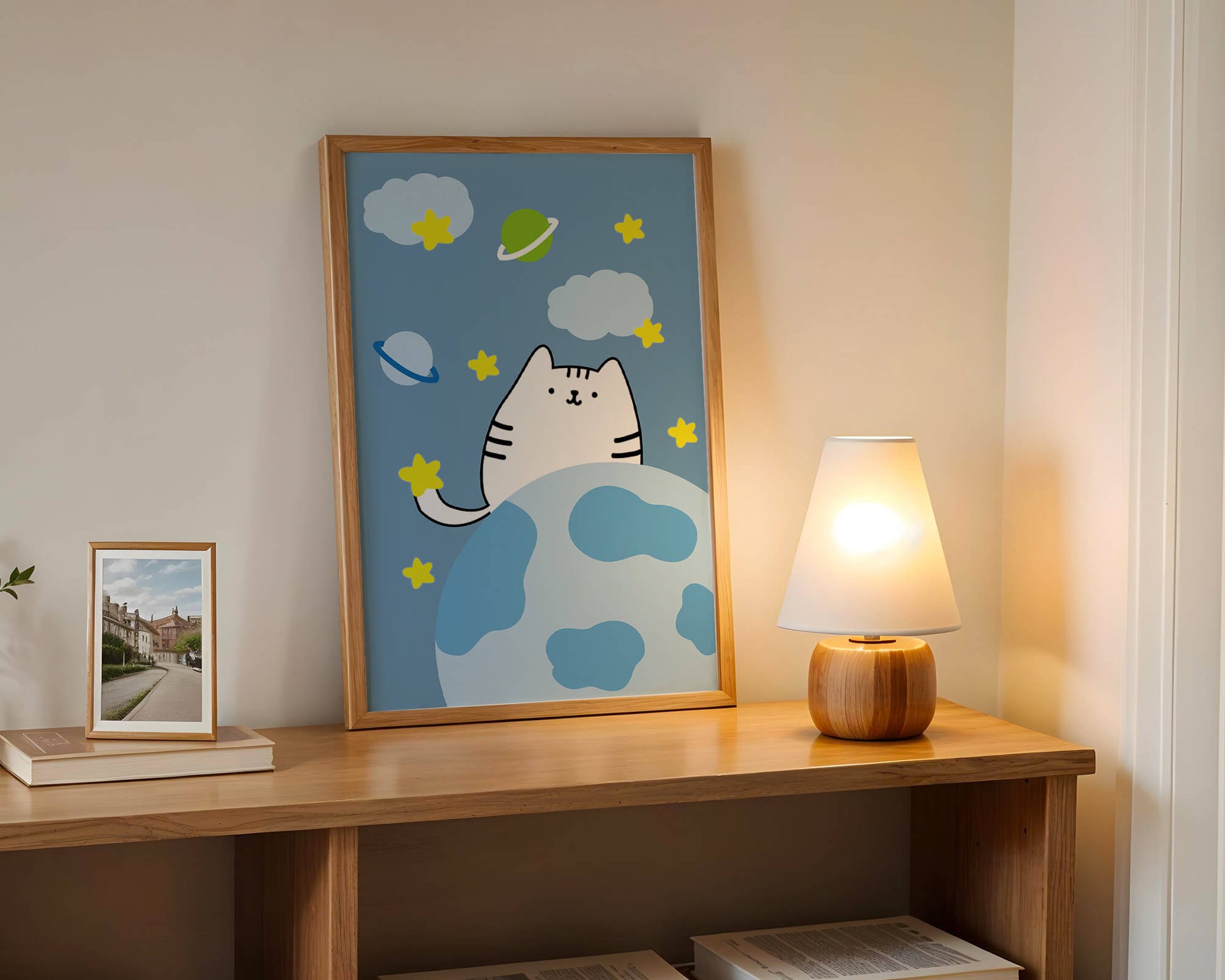 Ilustración encantadora de un gatito en una escena espacial caprichosa con nubes y estrellas