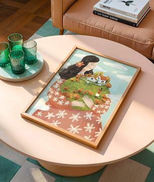 Femme fantaisiste tenant un paysage miniature avec famille et maisons