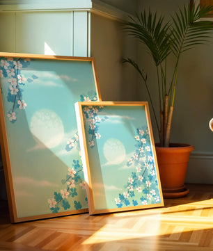 Flores primaverales serenas contra un cielo pastel con suave luz solar