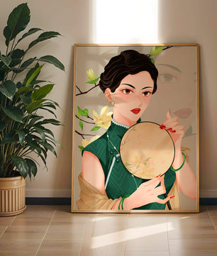Mujer elegante con vestido tradicional sosteniendo un abanico decorativo con flores de magnolia