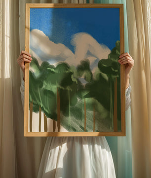 Malerische Waldlandschaft mit blauem Himmel und flauschigen Wolken