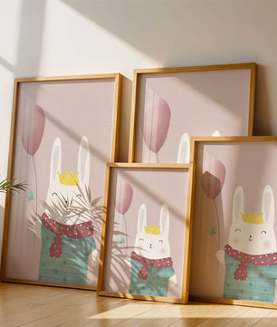 Ilustración adorable de un conejo con globo rosa y corona dorada