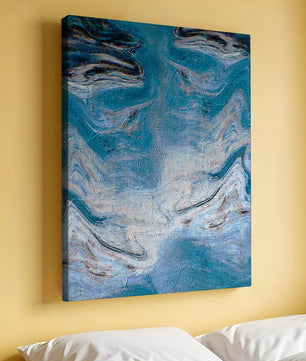 Pintura texturizada abstracta en azul y crema con patrones giratorios