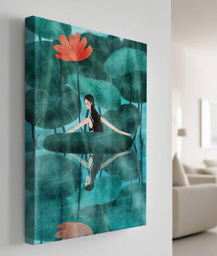 Femme réfléchissant parmi des feuilles de lotus et des fleurs avec une image miroir